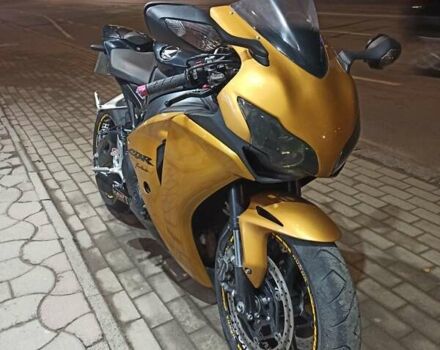 Желтый Хонда CBR 1000RR, объемом двигателя 1 л и пробегом 32 тыс. км за 7750 $, фото 2 на Automoto.ua