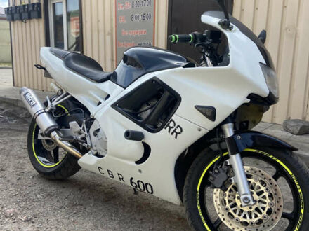 Хонда CBR 600F 1996 у Сумах на Automoto.ua Білий Хонда CBR 600F, об'ємом двигуна 0.6 л та пробігом 50 тис. км за 1850 $, фото 1 на Automoto.ua