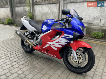 Хонда CBR 600F 2000 у Вінниці на Automoto.ua Синій Хонда CBR 600F, об'ємом двигуна 0.6 л та пробігом 26 тис. км за 4500 $, фото 1 на Automoto.ua