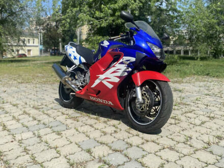 Хонда CBR 600F 2000 у Харкові на Automoto.ua Синій Хонда CBR 600F, об'ємом двигуна 0.6 л та пробігом 59 тис. км за 4000 $, фото 1 на Automoto.ua