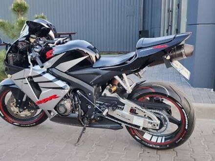 Хонда CBR 600RR 2005 в Яготине на Automoto.ua Черный Хонда CBR 600RR, объемом двигателя 0.6 л и пробегом 48 тыс. км за 6200 $, фото 1 на Automoto.ua