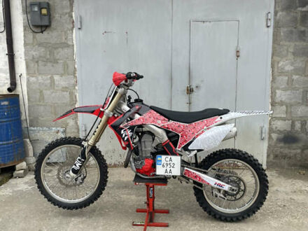 Хонда CRF 450R 2014 в Вышгороде на Automoto.ua Красный Хонда CRF 450R, объемом двигателя 0.45 л и пробегом 160 тыс. км за 5500 $, фото 1 на Automoto.ua
