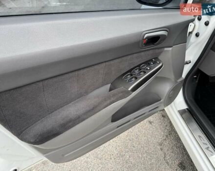 Белый Хонда Цивик, объемом двигателя 1.8 л и пробегом 236 тыс. км за 7000 $, фото 18 на Automoto.ua