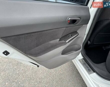 Белый Хонда Цивик, объемом двигателя 1.8 л и пробегом 236 тыс. км за 7000 $, фото 31 на Automoto.ua