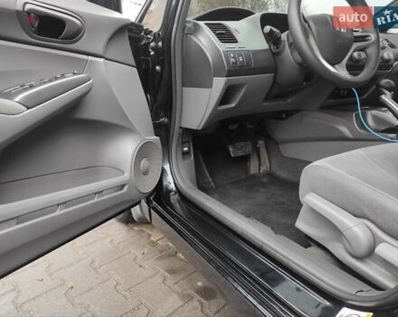 Черный Хонда Цивик, объемом двигателя 1.8 л и пробегом 202 тыс. км за 6600 $, фото 7 на Automoto.ua