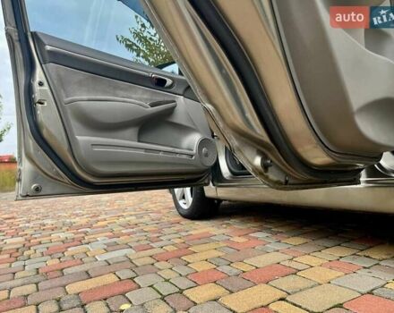 Серый Хонда Цивик, объемом двигателя 1.8 л и пробегом 268 тыс. км за 5800 $, фото 3 на Automoto.ua