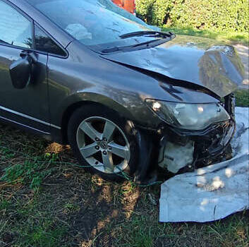 Серый Хонда Цивик, объемом двигателя 1.8 л и пробегом 180 тыс. км за 1500 $, фото 4 на Automoto.ua