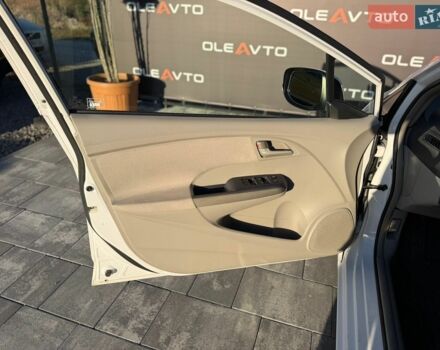 Білий Хонда Інсайт, об'ємом двигуна 1.3 л та пробігом 136 тис. км за 8000 $, фото 28 на Automoto.ua