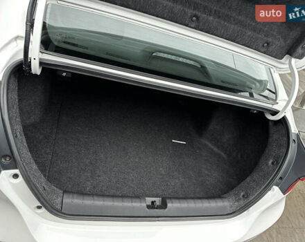 Белый Хонда Инсайт, объемом двигателя 1.5 л и пробегом 170 тыс. км за 17700 $, фото 4 на Automoto.ua