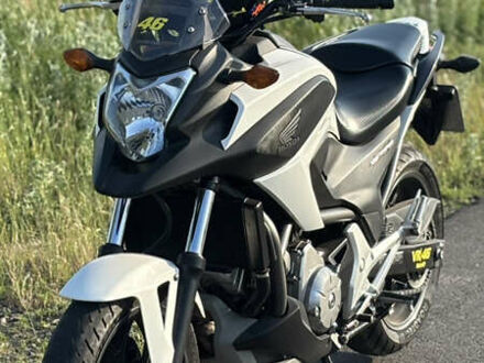 Хонда NC 700X 2012 в Краснокутске на Automoto.ua Белый Хонда NC 700X, объемом двигателя 0 л и пробегом 45 тыс. км за 6000 $, фото 1 на Automoto.ua