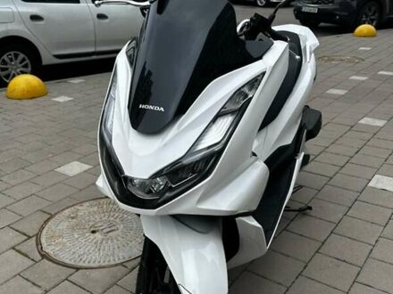 Хонда PCX 125 2021 в Киеве на Automoto.ua Белый Хонда PCX 125, объемом двигателя 0.13 л и пробегом 4 тыс. км за 3300 $, фото 1 на Automoto.ua