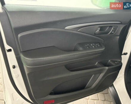 Белый Хонда Пасспорт, объемом двигателя 3.47 л и пробегом 50 тыс. км за 28000 $, фото 24 на Automoto.ua