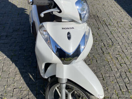 Хонда SH 125 2014 у Малине на Automoto.ua Білий Хонда SH 125, об'ємом двигуна 0.12 л та пробігом 17 тис. км за 2100 $, фото 1 на Automoto.ua