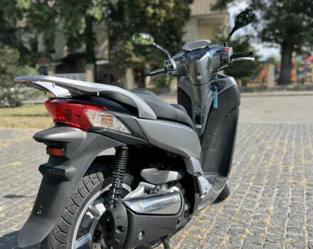 Серый Хонда SH 300i, объемом двигателя 0.25 л и пробегом 8 тыс. км за 1900 $, фото 2 на Automoto.ua
