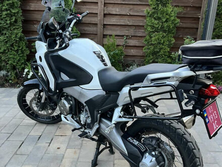Хонда VFR 1200X Crosstourer 2012 в Киеве на Automoto.ua Белый Хонда VFR 1200X Crosstourer, объемом двигателя 1.2 л и пробегом 33 тыс. км за 11000 $, фото 1 на Automoto.ua