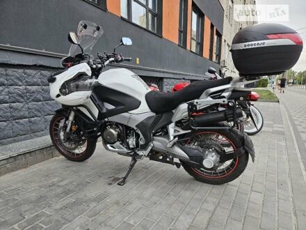 Хонда VFR 1200X Crosstourer 2012 у Києві на Automoto.ua Білий Хонда VFR 1200X Crosstourer, об'ємом двигуна 0 л та пробігом 50 тис. км за 9700 $, фото 1 на Automoto.ua