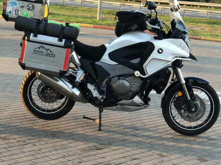 Хонда VFR 1200X Crosstourer 2013 в Доброполье на Automoto.ua Белый Хонда VFR 1200X Crosstourer, объемом двигателя 1.24 л и пробегом 71 тыс. км за 10200 $, фото 1 на Automoto.ua