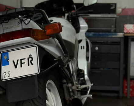 Білий Хонда VFR 750F, об'ємом двигуна 0.75 л та пробігом 90 тис. км за 3800 $, фото 1 на Automoto.ua