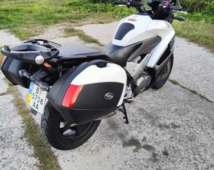 Хонда VFR 800X Crossrunner 2012 в Харькове на Automoto.ua Белый Хонда VFR 800X Crossrunner, объемом двигателя 0.8 л и пробегом 30 тыс. км за 7700 $, фото 13 на Automoto.ua