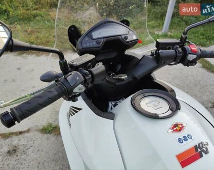 Хонда VFR 800X Crossrunner 2012 в Харькове на Automoto.ua Белый Хонда VFR 800X Crossrunner, объемом двигателя 0.8 л и пробегом 30 тыс. км за 7700 $, фото 9 на Automoto.ua