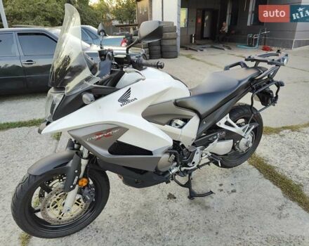 Хонда VFR 800X Crossrunner 2012 в Харькове на Automoto.ua Белый Хонда VFR 800X Crossrunner, объемом двигателя 0.8 л и пробегом 30 тыс. км за 7700 $, фото 6 на Automoto.ua