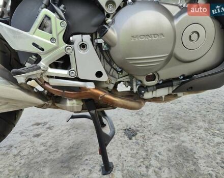 Хонда VFR 800X Crossrunner 2012 в Харькове на Automoto.ua Белый Хонда VFR 800X Crossrunner, объемом двигателя 0.8 л и пробегом 30 тыс. км за 7700 $, фото 4 на Automoto.ua