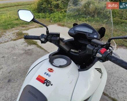 Хонда VFR 800X Crossrunner 2012 в Харькове на Automoto.ua Белый Хонда VFR 800X Crossrunner, объемом двигателя 0.8 л и пробегом 30 тыс. км за 7700 $, фото 1 на Automoto.ua