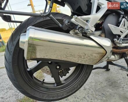 Хонда VFR 800X Crossrunner 2012 в Харькове на Automoto.ua Белый Хонда VFR 800X Crossrunner, объемом двигателя 0.8 л и пробегом 30 тыс. км за 7700 $, фото 3 на Automoto.ua