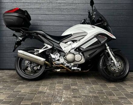 Хонда VFR 800X Crossrunner 2013 у Белой Церкве на Automoto.ua Білий Хонда VFR 800X Crossrunner, об'ємом двигуна 0.78 л та пробігом 26 тис. км за 8200 $, фото 1 на Automoto.ua