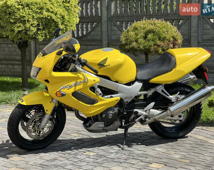 Желтый Хонда VTR 1000, объемом двигателя 1 л и пробегом 33 тыс. км за 4750 $, фото 12 на Automoto.ua
