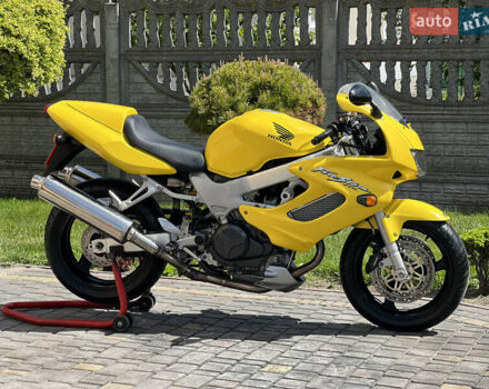 Желтый Хонда VTR 1000, объемом двигателя 1 л и пробегом 33 тыс. км за 4750 $, фото 1 на Automoto.ua