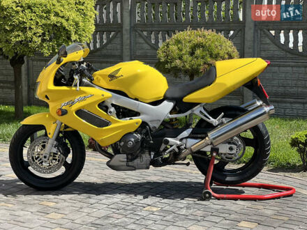 Хонда VTR 1000 2002 в Буске на Automoto.ua Желтый Хонда VTR 1000, объемом двигателя 1 л и пробегом 33 тыс. км за 4750 $, фото 1 на Automoto.ua