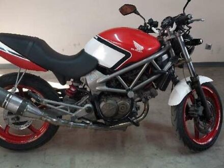 Хонда VTR 250 1999 у Харкові на Automoto.ua Червоний Хонда VTR 250, об'ємом двигуна 0.25 л та пробігом 44 тис. км за 2600 $, фото 1 на Automoto.ua