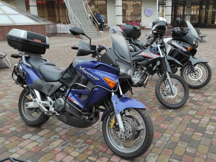 Хонда Varadero 1000 2004 в Черкассах на Automoto.ua Синий Хонда Varadero 1000, объемом двигателя 1 л и пробегом 44 тыс. км за 6500 $, фото 1 на Automoto.ua