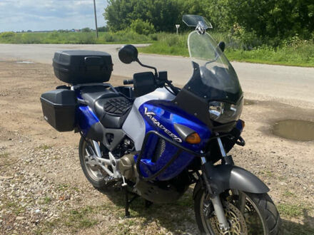 Хонда XL 1000V Varadero 2002 в Конотопе на Automoto.ua Серый Хонда XL 1000V Varadero, объемом двигателя 1 л и пробегом 97 тыс. км за 5300 $, фото 1 на Automoto.ua