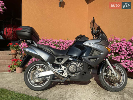 Хонда XL 1000V Varadero 2003 в Виноградове на Automoto.ua Серый Хонда XL 1000V Varadero, объемом двигателя 1 л и пробегом 42 тыс. км за 4800 $, фото 1 на Automoto.ua