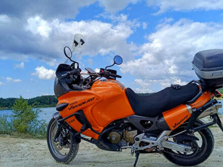 Хонда XL 1000V Varadero 2000 у Нововолинськ на Automoto.ua Помаранчевий Хонда XL 1000V Varadero, об'ємом двигуна 1 л та пробігом 90 тис. км за 3600 $, фото 1 на Automoto.ua