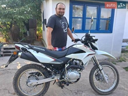 Хонда XR 150L 2015 у Кропивницькому (Кіровограді) на Automoto.ua Білий Хонда XR 150L, об'ємом двигуна 0.15 л та пробігом 13 тис. км за 2000 $, фото 1 на Automoto.ua