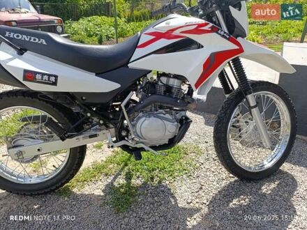 Хонда XR 150L 2019 у Александрие на Automoto.ua Білий Хонда XR 150L, об'ємом двигуна 0 л та пробігом 12 тис. км за 2100 $, фото 1 на Automoto.ua