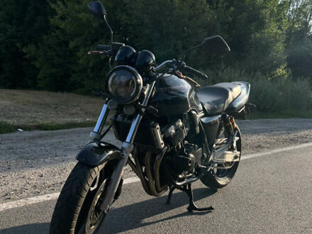Хонда CB 400SF 1994 у Казатине на Automoto.ua Чорний Хонда CB 400SF, об'ємом двигуна 0.4 л та пробігом 20 тис. км за 2600 $, фото 1 на Automoto.ua