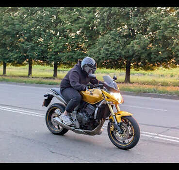 Желтый Хонда CB 600F Hornet, объемом двигателя 0.6 л и пробегом 39 тыс. км за 6000 $, фото 8 на Automoto.ua