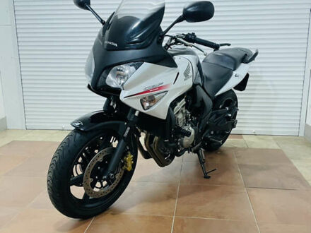 Хонда CBF 600SA 2011 у Києві на Automoto.ua Білий Хонда CBF 600SA, об'ємом двигуна 0.6 л та пробігом 43 тис. км за 6300 $, фото 1 на Automoto.ua