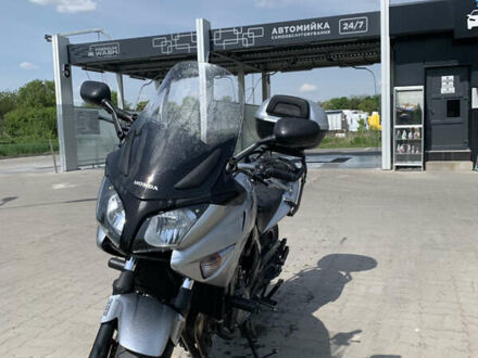 Хонда CBF 600SA 2008 у Радехове на Automoto.ua Сірий Хонда CBF 600SA, об'ємом двигуна 0.6 л та пробігом 51 тис. км за 4900 $, фото 1 на Automoto.ua