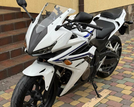 Белый Хонда CBR 400R, объемом двигателя 0.4 л и пробегом 31 тыс. км за 5500 $, фото 1 на Automoto.ua