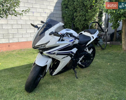 Белый Хонда CBR 400R, объемом двигателя 0.4 л и пробегом 28 тыс. км за 4800 $, фото 2 на Automoto.ua