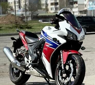 Хонда CBR 400R 2013 в Херсоне на Automoto.ua Белый Хонда CBR 400R, объемом двигателя 0 л и пробегом 49 тыс. км за 3700 $, фото 1 на Automoto.ua