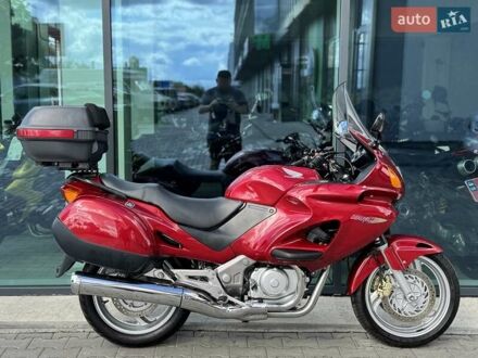 Хонда NT 650V Deauville 2001 в Ровно на Automoto.ua Красный Хонда NT 650V Deauville, объемом двигателя 0.6 л и пробегом 28 тыс. км за 3999 $, фото 1 на Automoto.ua