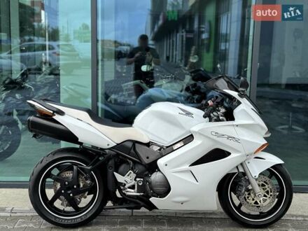 Хонда VFR 800F Interceptor 2002 у Рівному на Automoto.ua Білий Хонда VFR 800F Interceptor, об'ємом двигуна 0.8 л та пробігом 31 тис. км за 5299 $, фото 1 на Automoto.ua