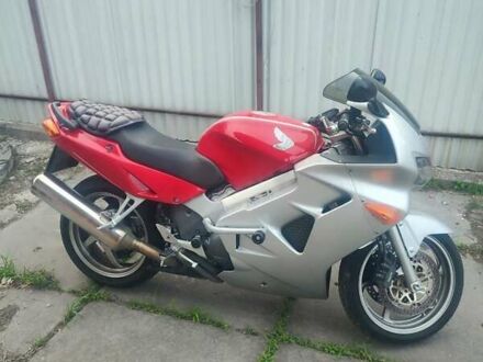 Хонда VFR 800F Interceptor 1999 у Києві на Automoto.ua Червоний Хонда VFR 800F Interceptor, об'ємом двигуна 0.78 л та пробігом 36 тис. км за 3900 $, фото 1 на Automoto.ua
