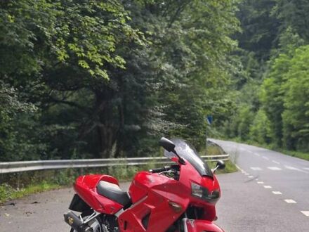 Хонда VFR 800F Interceptor 2000 у Великом Березном на Automoto.ua Червоний Хонда VFR 800F Interceptor, об'ємом двигуна 0.78 л та пробігом 75 тис. км за 3799 $, фото 1 на Automoto.ua